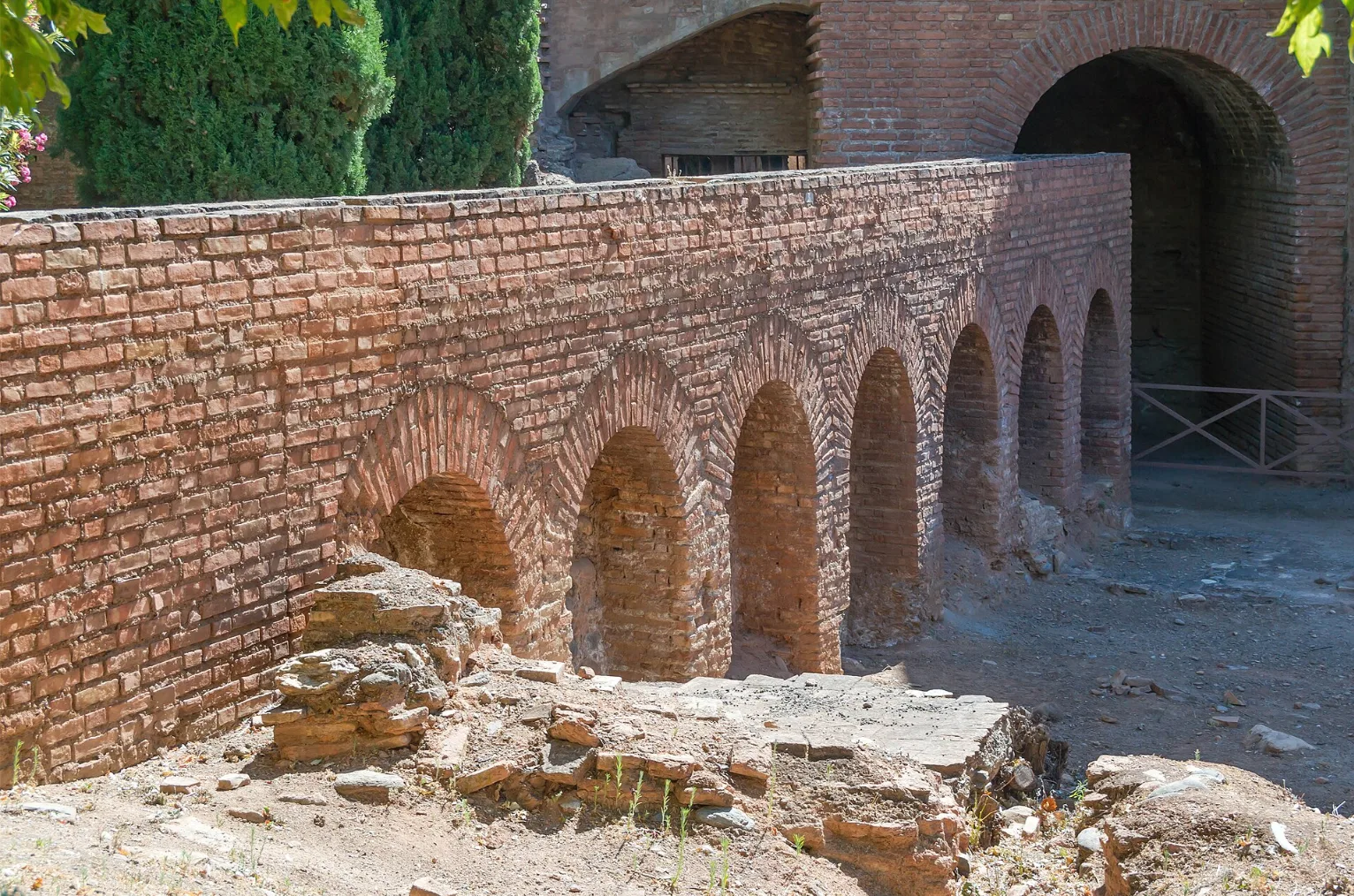 Vestigios de ladrillo del acueducto de Medina Azahara cerca de Córdoba