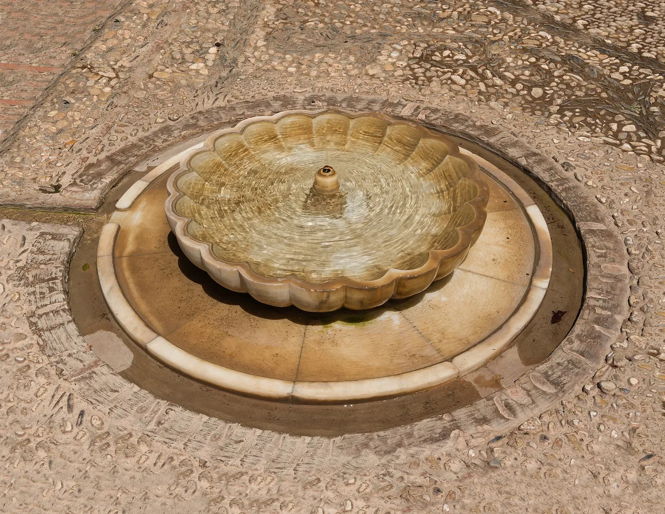 Fuente con taza acanalada en los jardines de la Alhambra