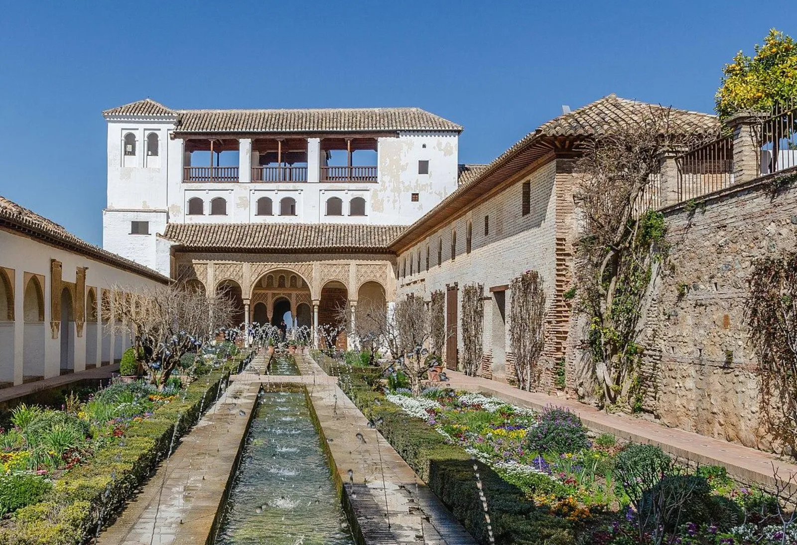 Canal de la Acequia Real y jardines del Generalife en la Alhambra de Granada