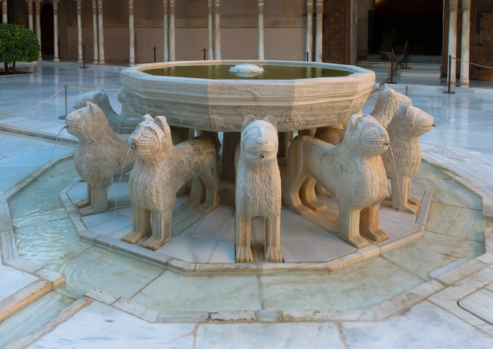 Fuente del Patio de los Leones en la Alhambra de Granada, sostenida por doce leones de mármol