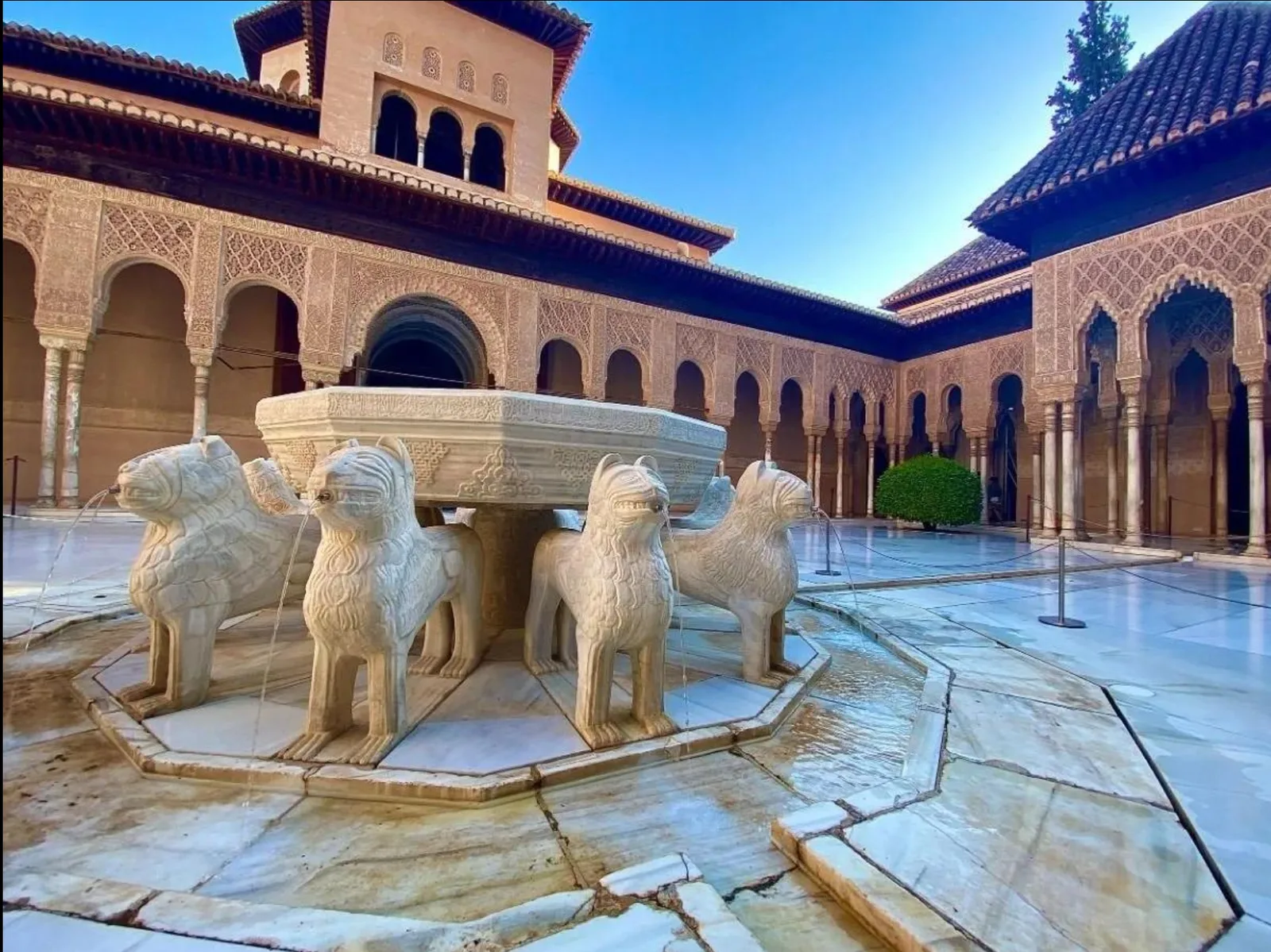 Vista del patio de los Leones y las arcadas esculpidas de la Alhambra